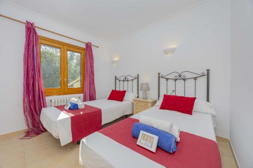 En eller flere senge i et værelse på Can Emmes