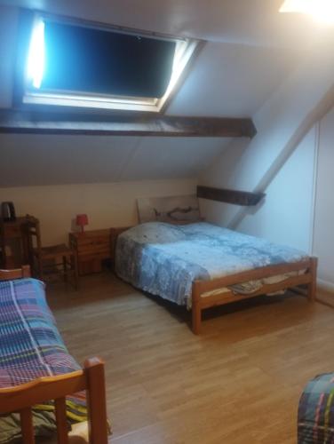 une chambre avec un lit dans une pièce dans l'établissement Gite Paray le monial, à Paray-le-Monial