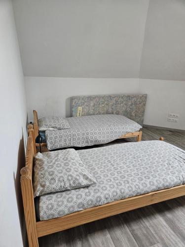 two twin beds in a room at Gite esprit loft in Fromelles