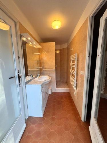 une salle de bain avec un lavabo, des toilettes et une douche dans l'établissement La Ferme, agréable gîte en pleine nature, à Hyères