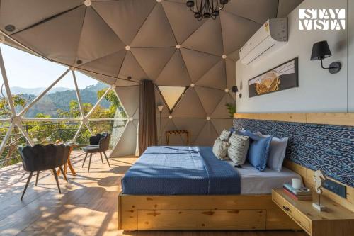 Ένα ή περισσότερα κρεβάτια σε δωμάτιο στο StayVista at Ilika - Heated Infinity Plunge Pool and Jacuzzi