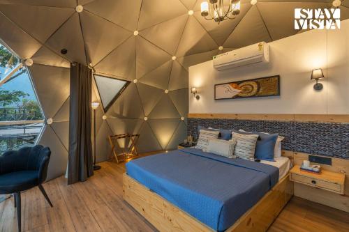 Ένα ή περισσότερα κρεβάτια σε δωμάτιο στο StayVista at Ilika - Heated Infinity Plunge Pool and Jacuzzi