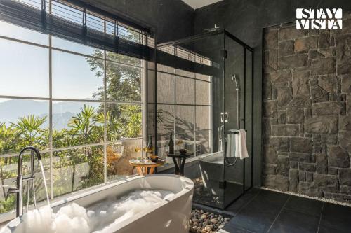 Ένα μπάνιο στο StayVista at Ilika - Heated Infinity Plunge Pool and Jacuzzi