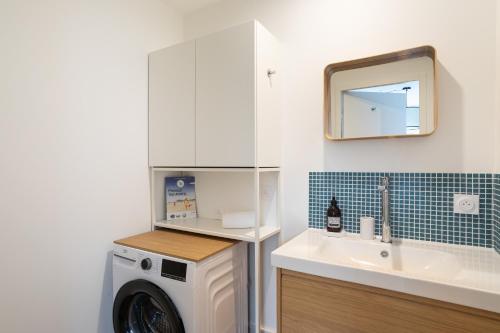 ein Badezimmer mit Waschmaschine und Waschbecken in der Unterkunft La Studette - A 100 mètres de la plage in Pléneuf-Val-André