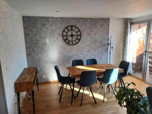 Ruang duduk di Exceptional apartment with mountain view Centre Station