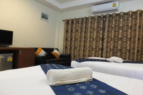 Karnmanee Place Hotelにあるベッド