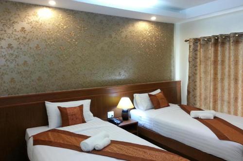 Karnmanee Place Hotelにあるベッド