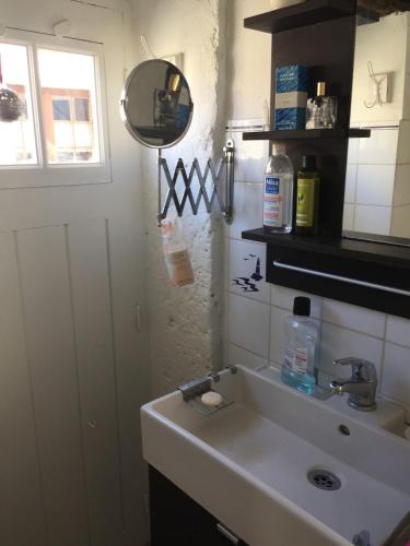 une salle de bain avec un lavabo et un miroir dans l'établissement Maison 3 chambres 8 couchages plage à pied!, à Saint-Pierre-dʼOléron