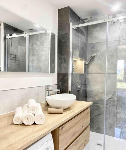 une salle de bain avec un lavabo et une douche dans l'établissement Cocon Elephant, à Nantes