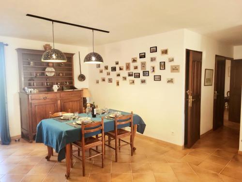 une salle à manger avec une table et des chaises bleues dans l'établissement Villa les Gabians, à Saint-Laurent-du-Var