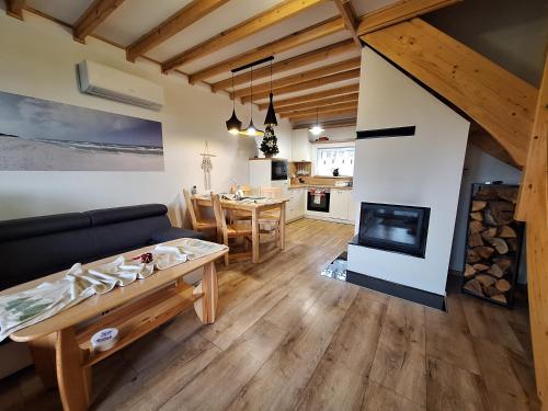 un soggiorno con divano e camino di Sowi Kąt - Domki z Baliami oraz Tradycyjne a Lubiatowo