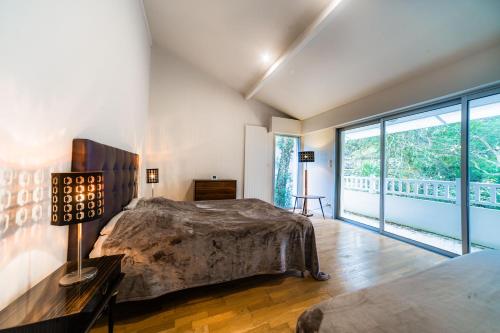 Ένα ή περισσότερα κρεβάτια σε δωμάτιο στο Villa HOUX & IVY 3 chambres proche Lac Marin rive est -Wifi #0384
