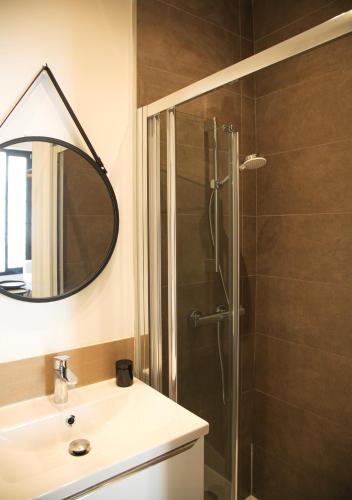 une salle de bain avec une douche, un lavabo et un miroir dans l'établissement 2P au coeur du Vieil Antibes, à Antibes