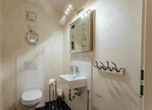 A bathroom at Residenz JANET by MoniCare