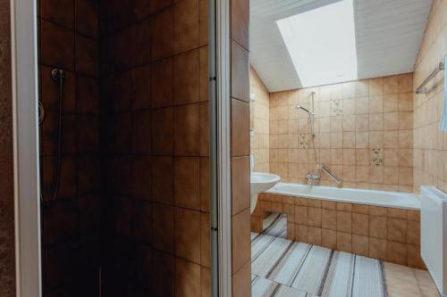 Kúpeľňa v ubytovaní Haus ANNELIES Top 1 by MoniCare