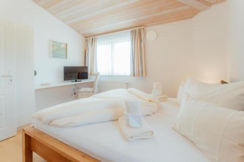 białe łóżko w pokoju z oknem w obiekcie Chalet SOLYMONT by MoniCare w mieście Seefeld in Tirol