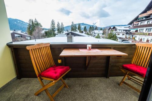 stół i 2 krzesła na balkonie z widokiem w obiekcie Appartement Amalie by MoniCare w mieście Seefeld in Tirol