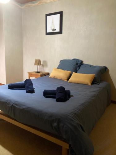 une chambre avec un grand lit avec des draps bleus dans l'établissement Ville 6p House Garden Calme Vue Montagne, à Viry