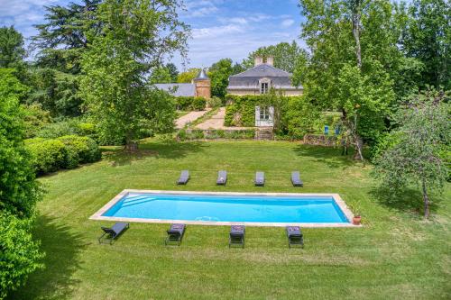 - une vue sur la piscine dans la cour dans l'établissement La Chartreuse des Ormeaux maison de maître en Dordogne, à Saint-Alvère