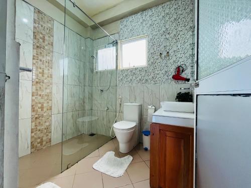 un bagno con doccia, WC e lavandino di Medalin Lake Gregory a Nuwara Eliya