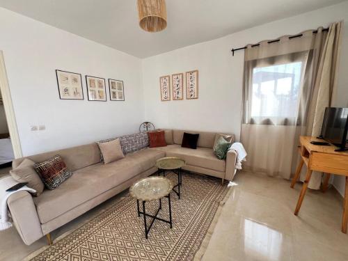 a living room with a couch and a table at Harmonie des alizés in Essaouira