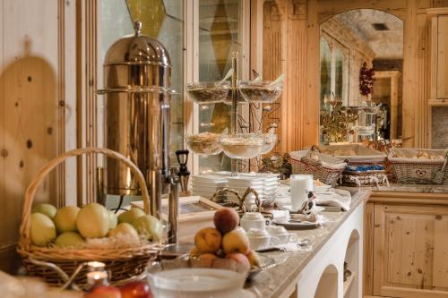 una encimera de cocina con fregadero y fruta. en Sporthotel Romantic Plaza, en Madonna di Campiglio