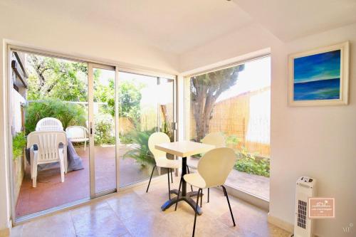 une pièce avec une table et des chaises sur un balcon dans l'établissement La Maison de l 'Evescat, à La Seyne-sur-Mer