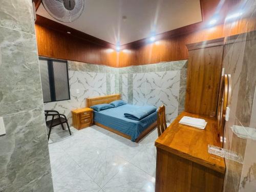 Katil atau katil-katil dalam bilik di Bình Minh Hotel Bình Dương