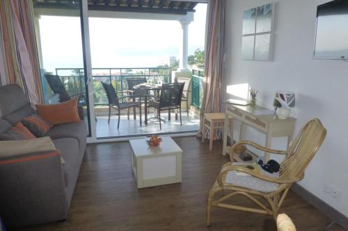 un salon avec un canapé et une table dans l'établissement Sea views and beautiful pool, à Cannes