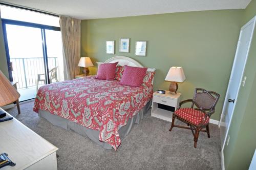 Postel nebo postele na pokoji v ubytování Oceanfront 305, Enjoy, Shop, Walk to Beach Bars, Main Street