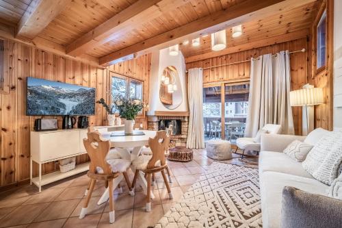 un salon avec une table et des chaises dans l'établissement Apartment Kozi, Méribel - by EMERALD STAY, à Les Allues