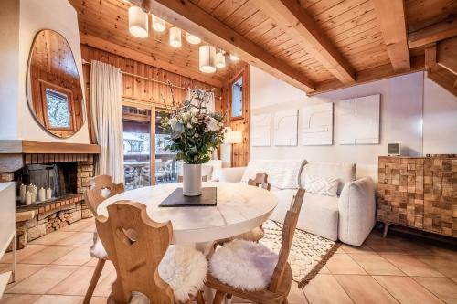 un salon avec une table et un canapé dans l'établissement Apartment Kozi, Méribel - by EMERALD STAY, à Les Allues