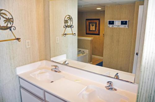 Koupelna v ubytování Oceanfront 305, Enjoy, Shop, Walk to Beach Bars, Main Street