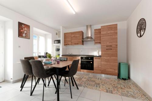 Nhà bếp/bếp nhỏ tại La Caulnaise - Maison climatisée avec terrasse