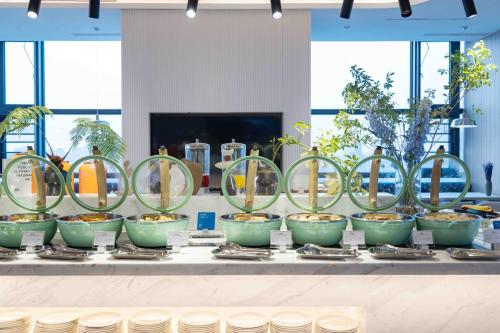 武漢市にあるHoliday Inn Express Wuhan East Lake by IHGのテーブルの上に食べ物が並んだビュッフェ