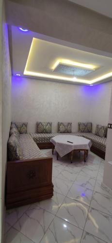 een woonkamer met een bank en een tafel bij Taghazoute surf home in Taghazout