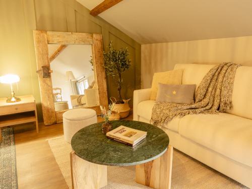 a living room with a couch and a table at La Longère de Bourgogne in Demigny