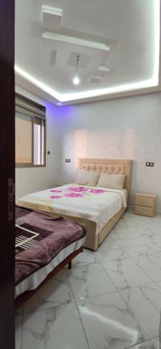 een slaapkamer met een groot bed in een kamer bij Taghazoute surf home in Taghazout