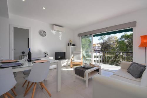 a living room with a white couch and a table at Strandapartment Sunnybeach Dénia in Denia