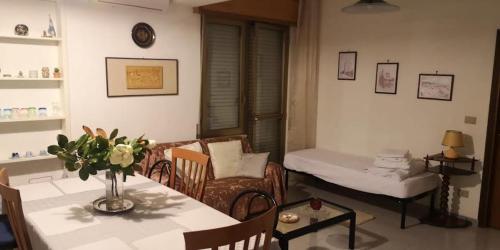 una sala de estar con una mesa y un sofá en LOCRI SUITE più CAMERE, en Locri