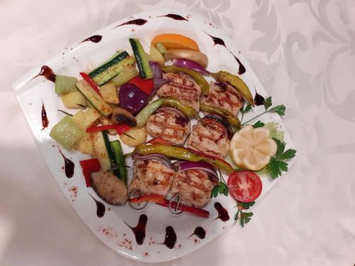 a plate of food with chicken and vegetables at Sonne in Halblech