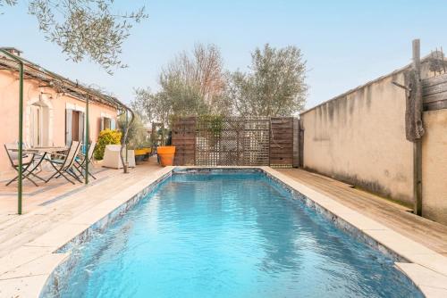 une piscine dans l'arrière-cour d'une maison dans l'établissement Chez Patricia En Provence, à Vedène