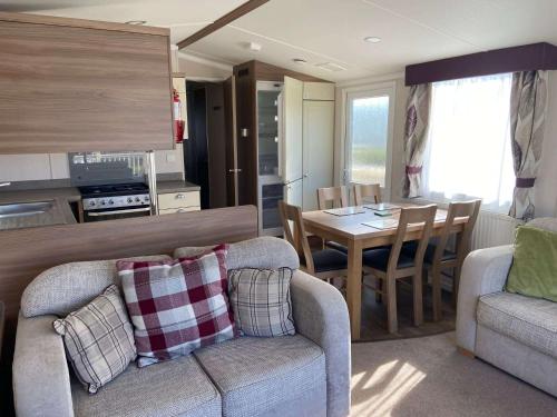 Kuchyň nebo kuchyňský kout v ubytování 3 Bed Caravan - Sleeps 8 - Pets - Parking