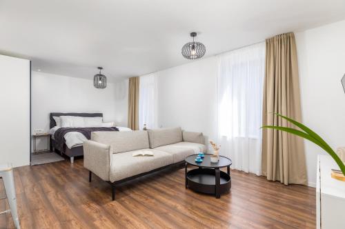 een woonkamer met een bank en een bed bij Travel Station in Pula