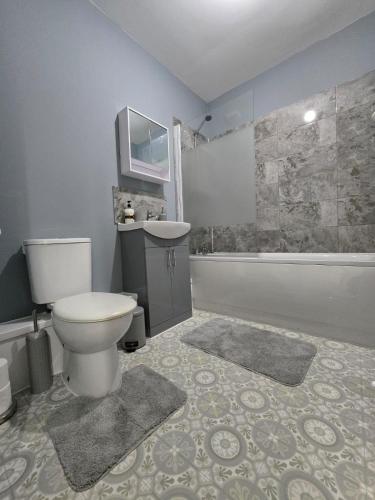 a bathroom with a toilet and a sink and a tub at Flat in Northampton -Town Center in Northampton