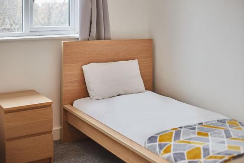 a small bedroom with a bed and a window at Jackson Court Apartment 2 in Marske-by-the-Sea