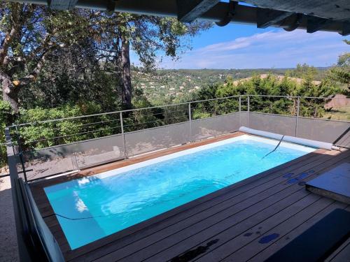 - une piscine au-dessus d'une terrasse en bois dans l'établissement Cinette - Climatisation & Piscine chauffée, à Cotignac
