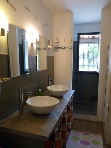 deux lavabos sur un comptoir dans une salle de bain dans l'établissement Cinette - Climatisation & Piscine chauffée, à Cotignac