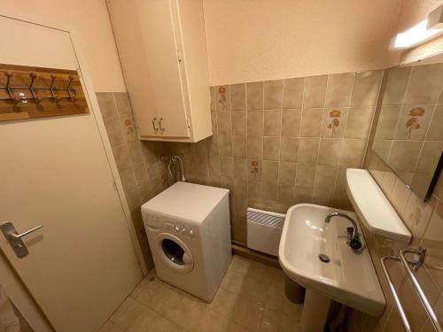 une petite salle de bain avec toilettes et lavabo dans l'établissement 4SOMA7 - Appartement avec jolie vue sur les collines, à Collioure