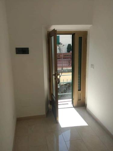 an empty room with an open door to a balcony at Casa centro in Prataccio